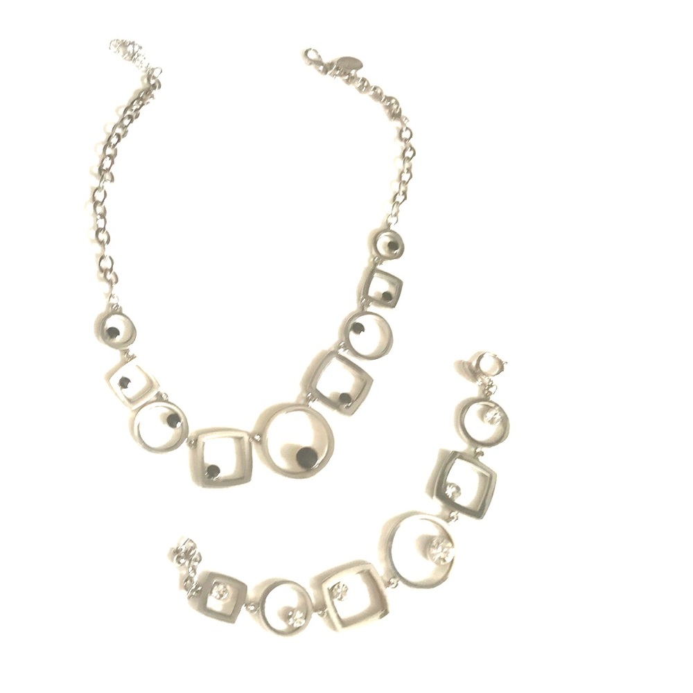 White House black market necklace and bracelet set